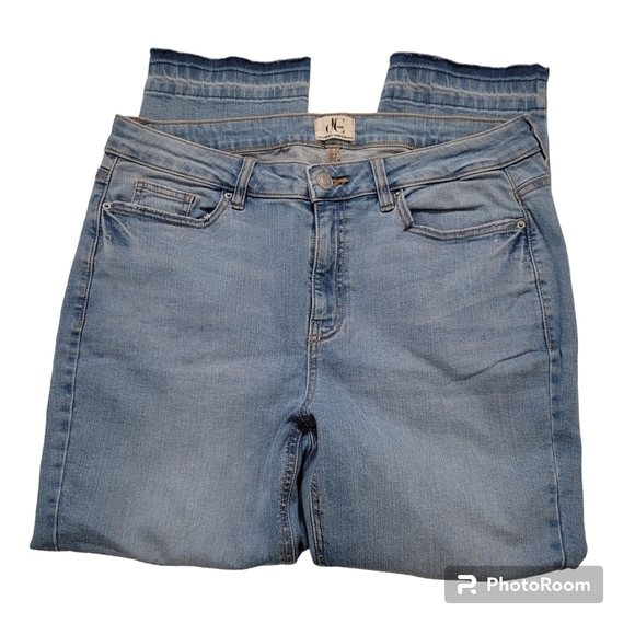 D/c Penningtons light wash released hem jeans - Picture 2 of 7